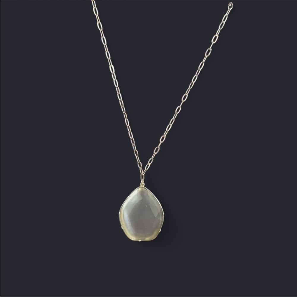 Elegant Gold tone Pendant Necklace 32”